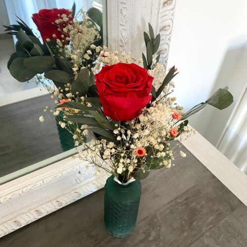 Bouquet rose éternelle rouge + Vase vert